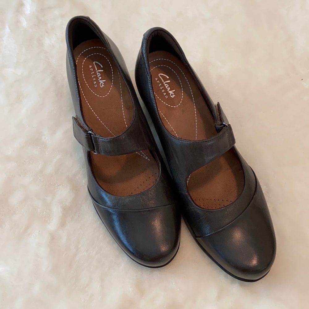 LIKE NEW Clarks MaryJane Heels NEVER WORN